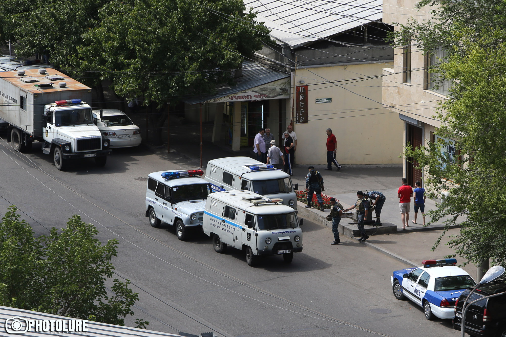 Вооруженные люди ворвались в полицию в ереване. Здание полиции Армения. Полицейский участок в Армении. Авто полиции Армении. Захват здания полиция.