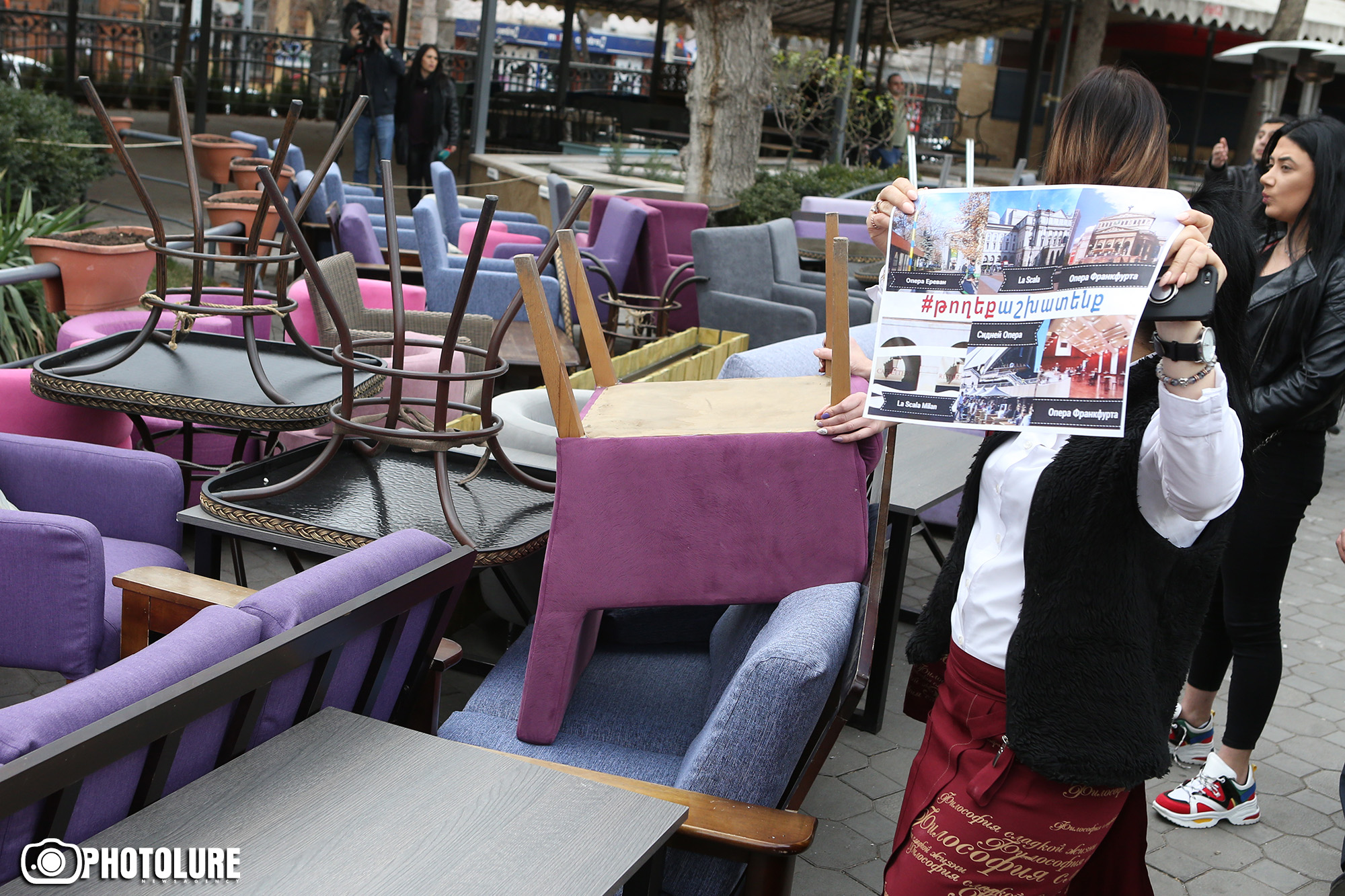 Уличные кафе в Ереване. Кофейня в Ереване. Котокафе Ереван. Линуме чи линум кафе в Ереване. Public tv