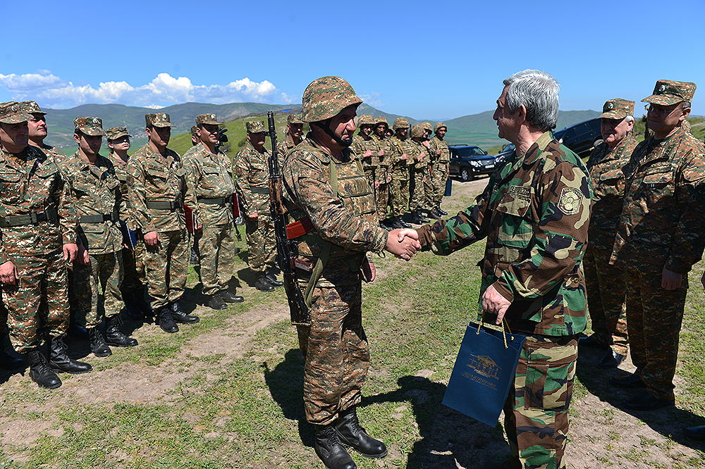 Новости арцаха в контакте. Серж Саргсян. Гайк Саргсян полковник Карабаха. Серж Саркисян прибыл в Карабах на открытие столовой в воинской части.