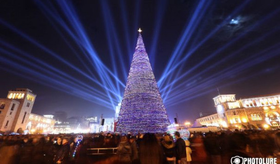 Главная елка Армении вошла в тройку самых высоких в СНГ - ՓԱՍՏԻՆՖՈ |  Իրավական լուրեր, իրադարձություններ, վերլուծություններ, տեսանյութեր