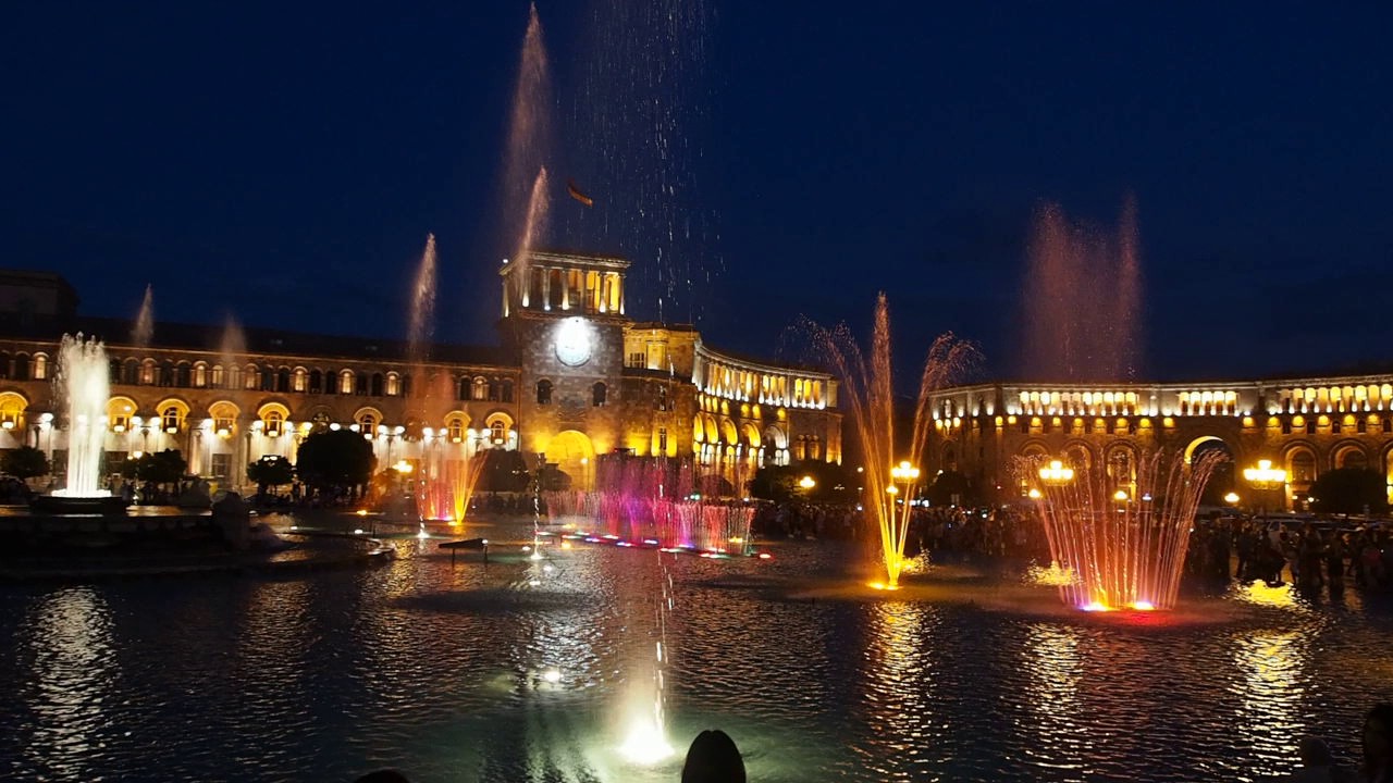 Ереван часовой. Площадь Республики Ереван. Ереван фонтаны на площади. Ереван пл. Республики Поющие фонтаны. Армения Ереван площадь Республики.