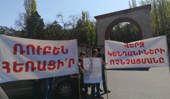 Акция протеста проходит перед Ереванским зоопарком