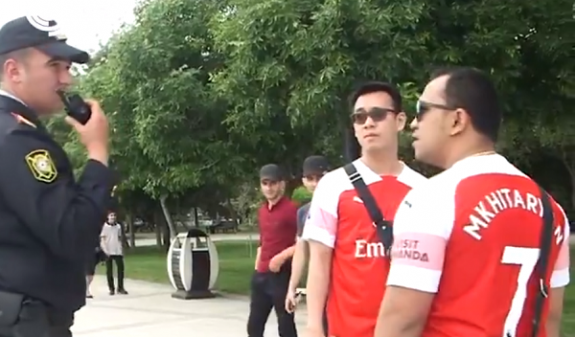 Police in Baku stops fans wearing Mkhitaryan’s football shirt (video)