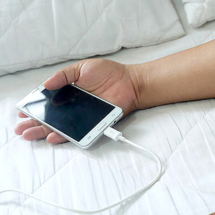 Телефон долго лежал без зарядки. Смартфон лежит. Смартфон на зарядке кровать. Зарядка для телефона. Телефон лежит на кровати.