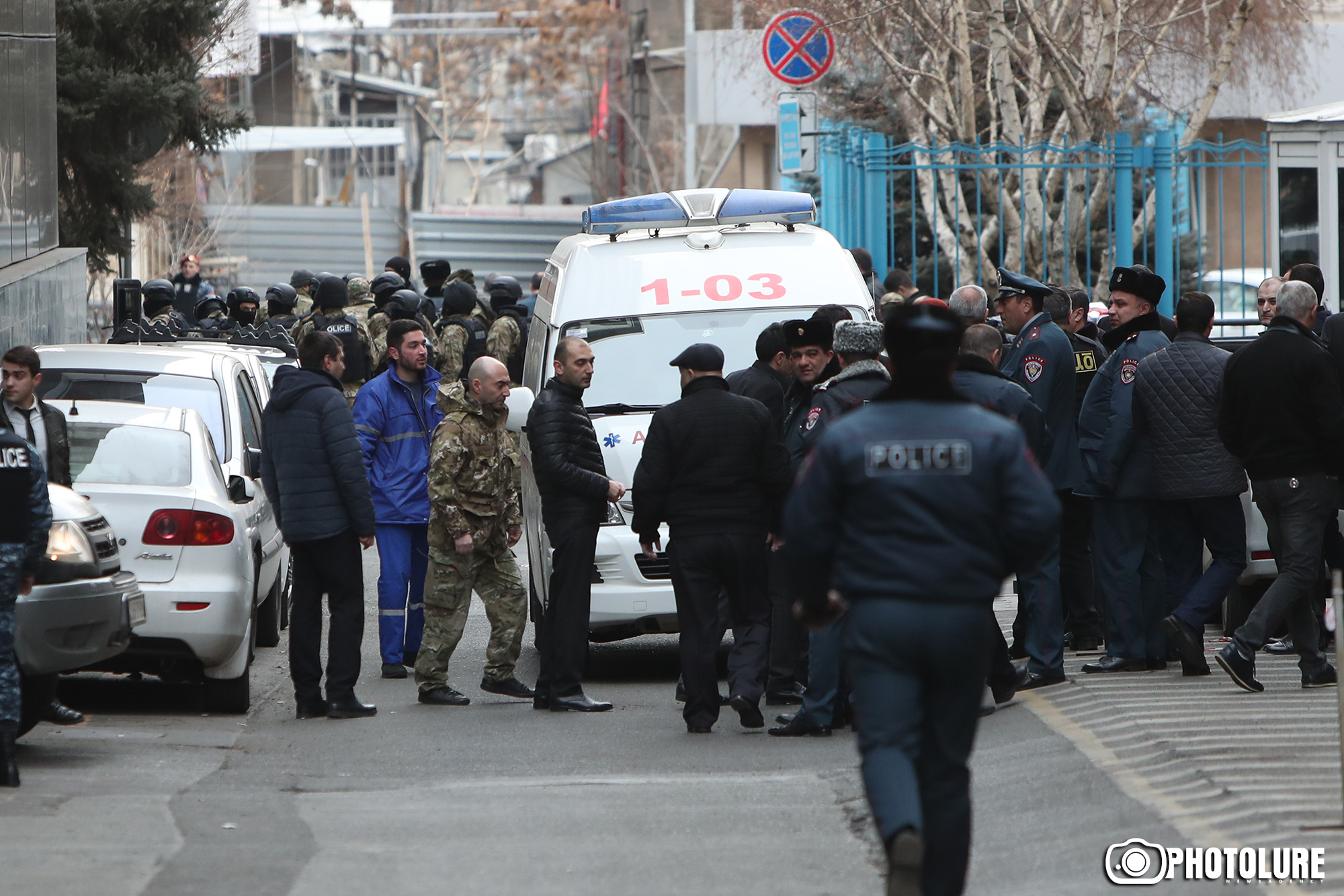 Вооруженные люди ворвались в полицию в ереване. Эребуни Плаза в Ереване. Полиция Еревана. Кризис с заложниками в Ереване.