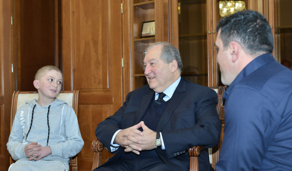АРМЕНИЯ: “Ты не один”: президент Армении встретился с 10-летним Ромиком Аршакяном