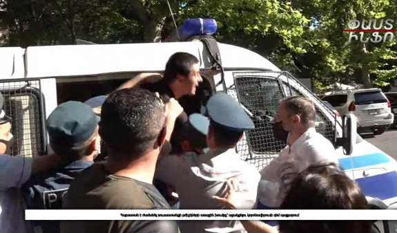 Տեսանյութ.Կերեք՝ կշտացեք.  ակտիվիստը թղթադրամներ նետեց ԿԲ շենքի ուղղությամբ. բերման ենթարկեցին վարչապետին դիմող քաղաքացուն