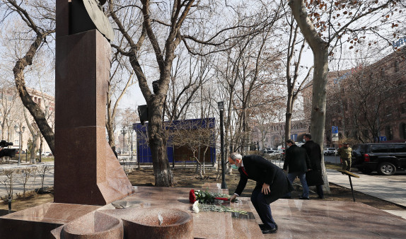 Նիկոլ Փաշինյանը Եռաբլուր չի այցելել. Դիպուկահարների և ուժեղացված թիկնազորի ուղեկցությամբ Վազգեն Սարգսյանի հուշարձանին ծաղիկներ է դրել