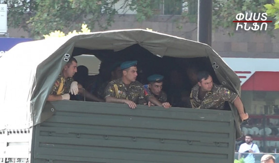 Տեսանյութ.Զինվորական անշուք քայլերթի մասնակիցներին պողոտայից հեռացրեցին բեռնատարներով