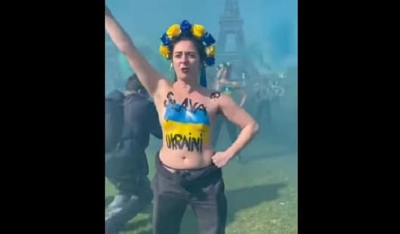 Տեսանյութ .Բաց կրծքերով ուկրաինուհիները Էյֆելյան աշտարակի դիմաց ակցիա են իրականացրել
