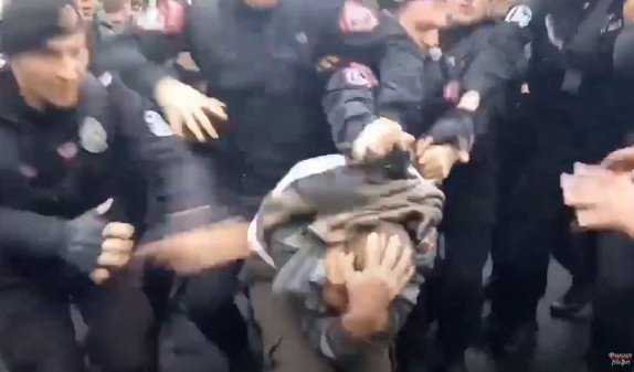 Տեսանյութ.Խոշտանգում. Ցուցարարին բռունցքով հարվածող ոստիկանը ենթակա է ազատազրկման 4-8 տարով.փաստաբան