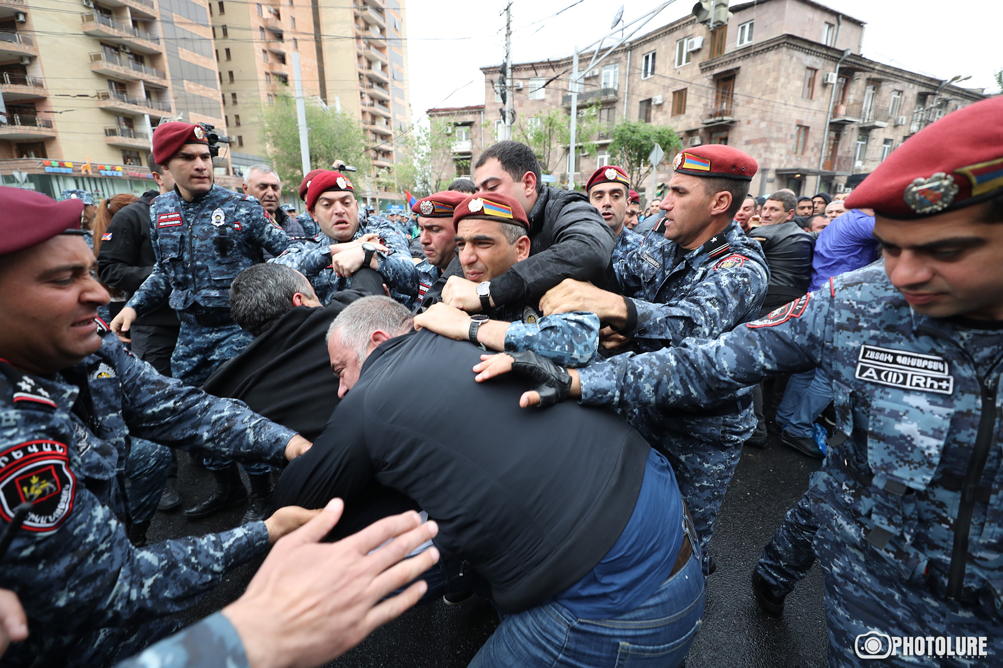 Вооруженные люди ворвались в полицию в ереване. Полиция Армении 2022. Митинг в Ереване. Полиция Еревана. Беспорядки в Армении.