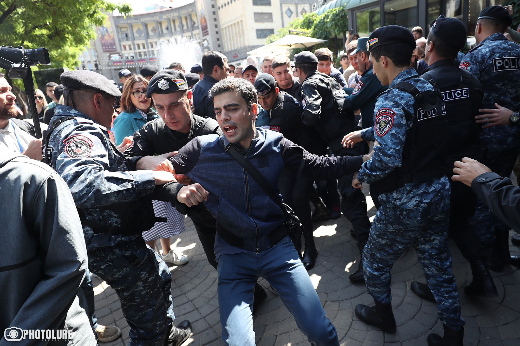 Ереван акции. Полиция Армении. Протесты в Армении задержания. Полиция Еревана. Задержание протестующих картинки.
